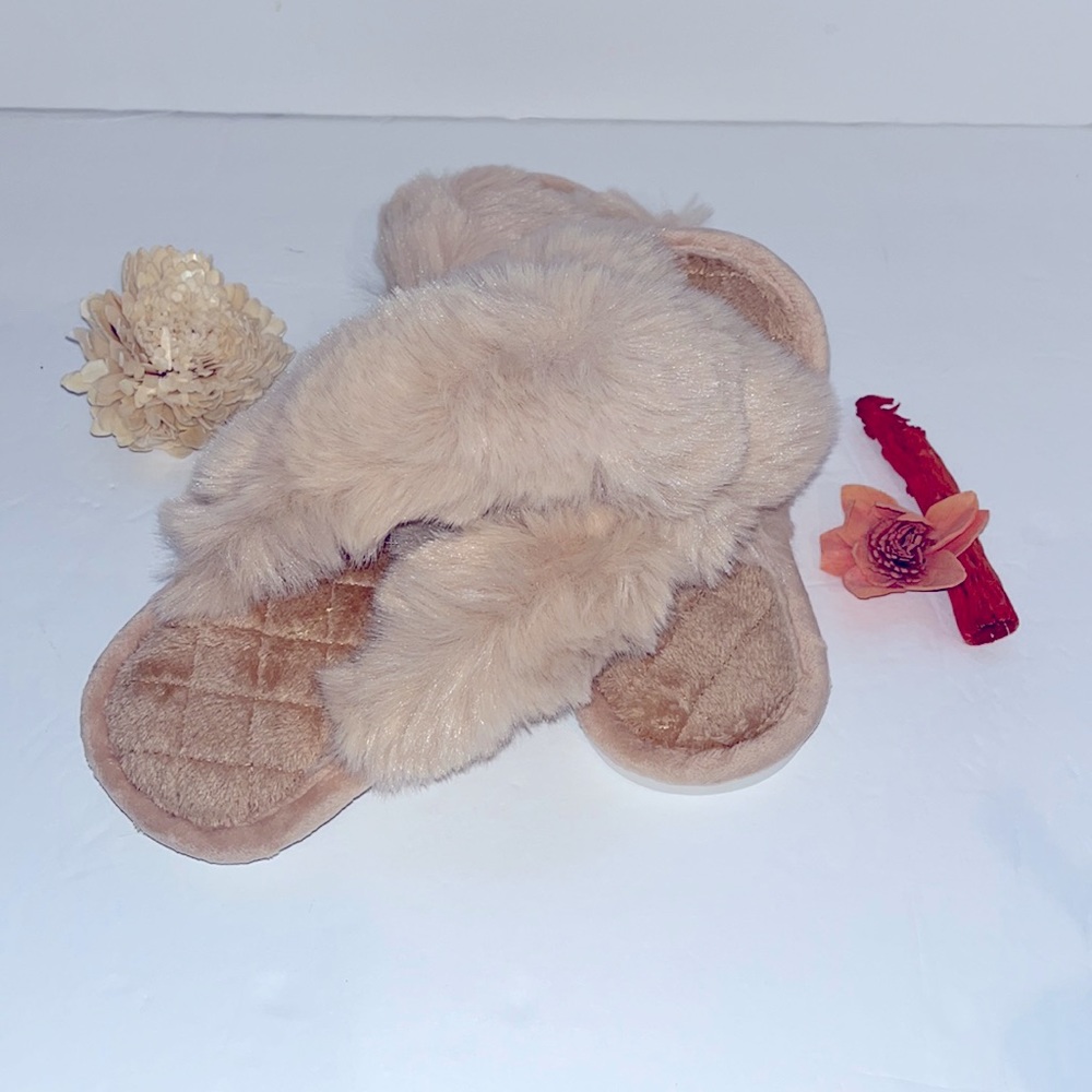 Women’s Casual Plush Crisscross Slippers